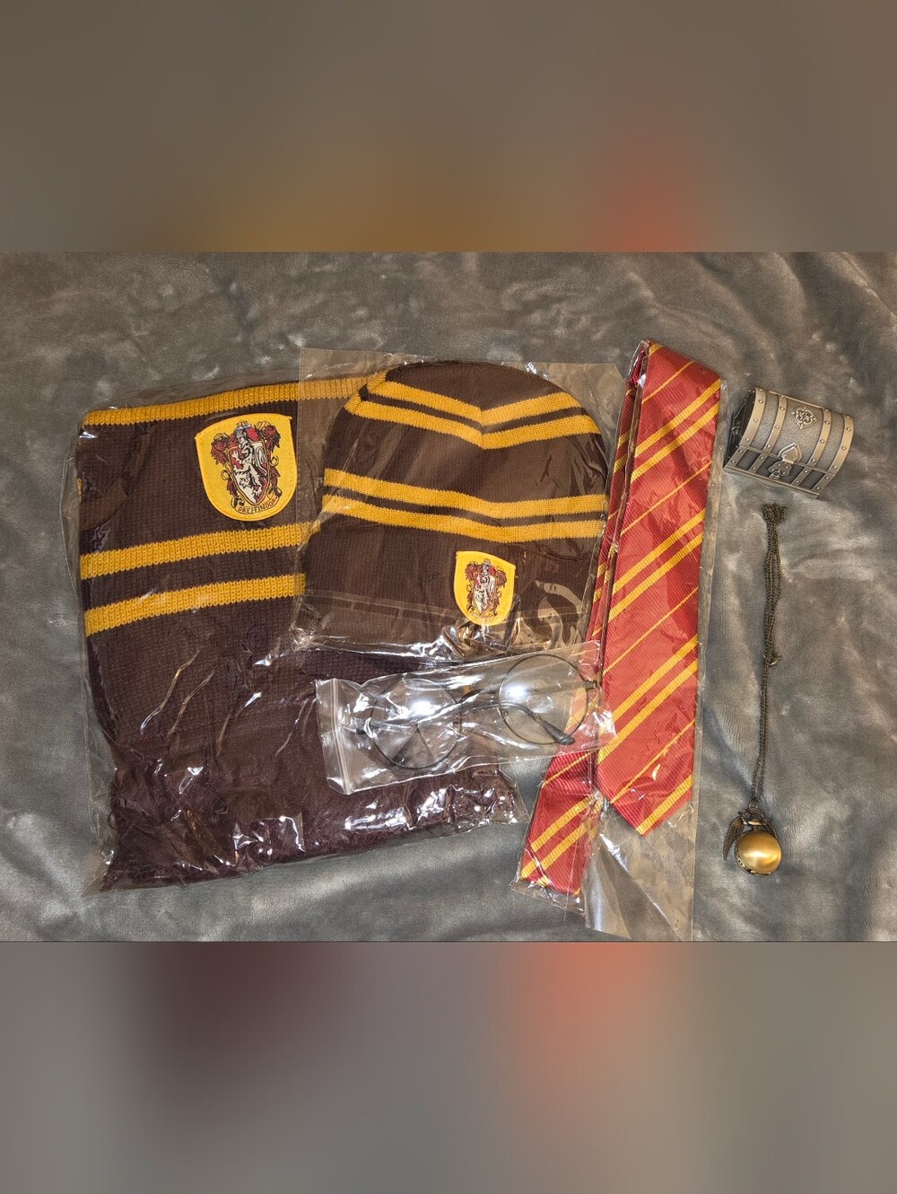 Harry Potter Gryffindor Costume Accessory Set – Scarf, Hat, Tie & More
